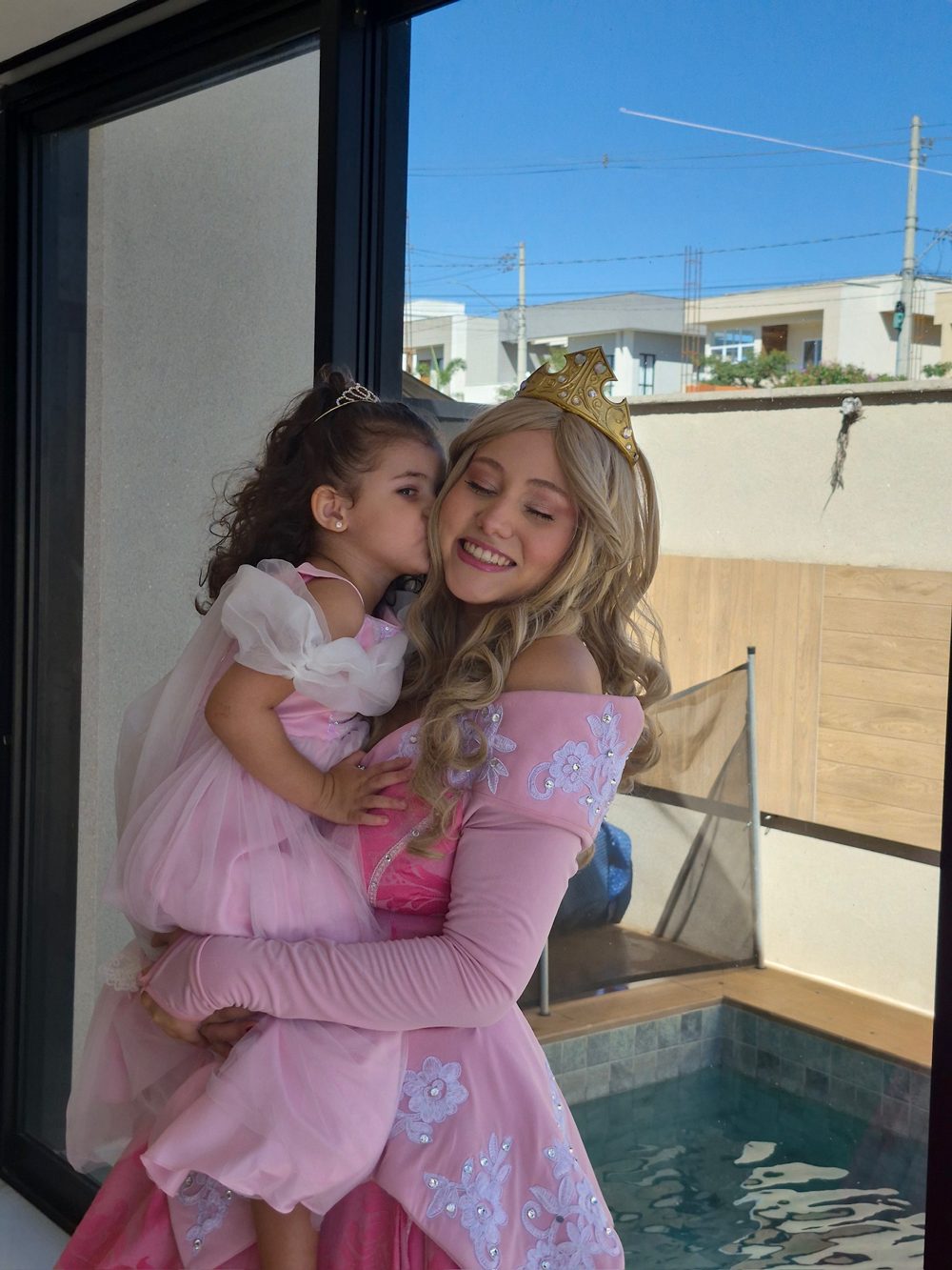 Aniversariante dando um beijo na princesa