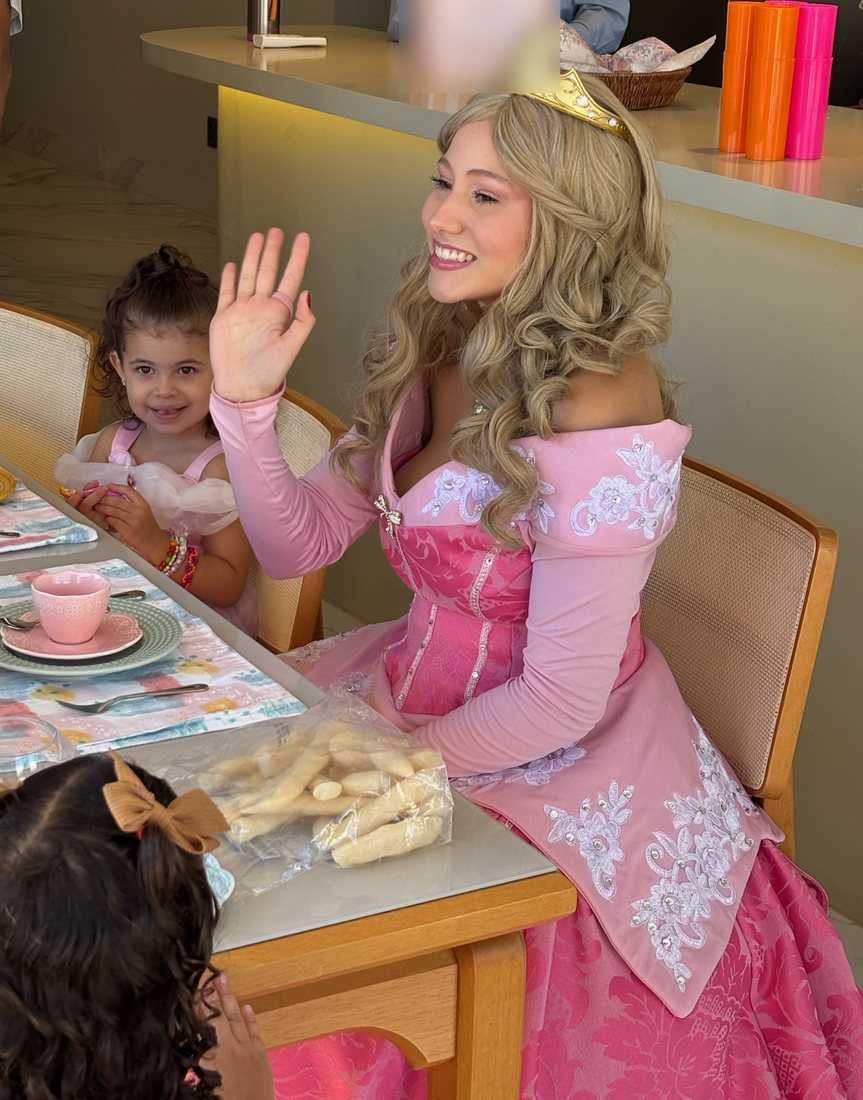 Princesa sentada com crianças durante uma brincadeira de chá