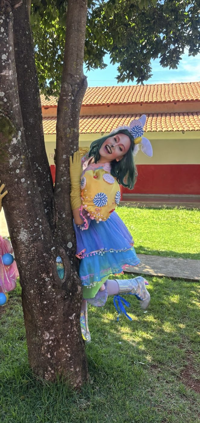 Adrielly caracterizada de Coelhinha Doce