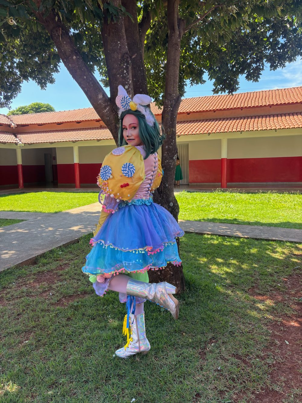 Personagem Coelhinha Doce em uma escola