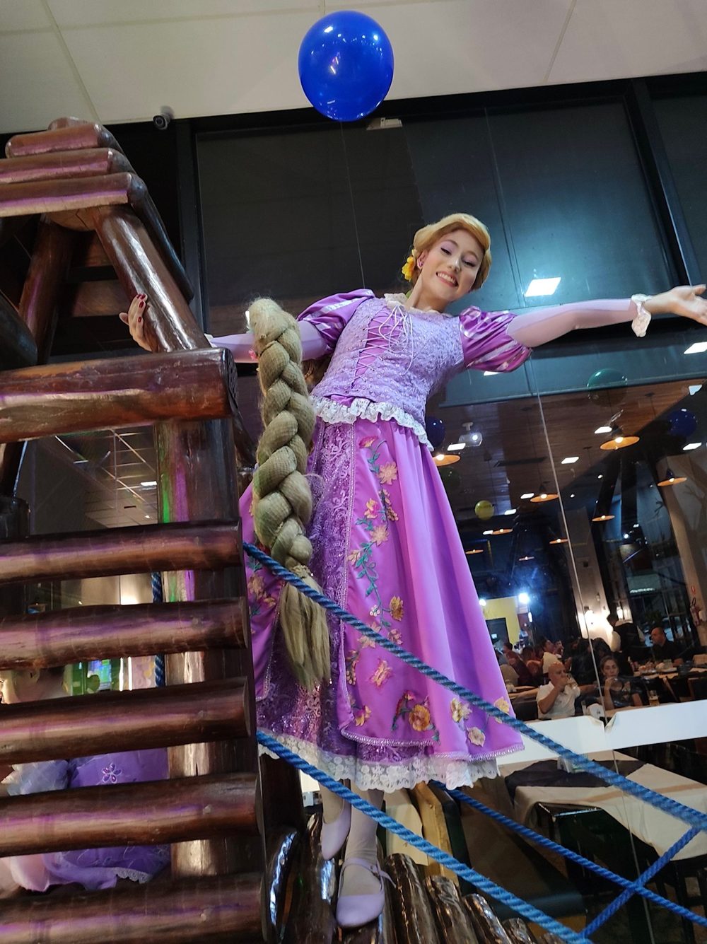 Adrielly como Princesa da Torre em um espaço de eventos