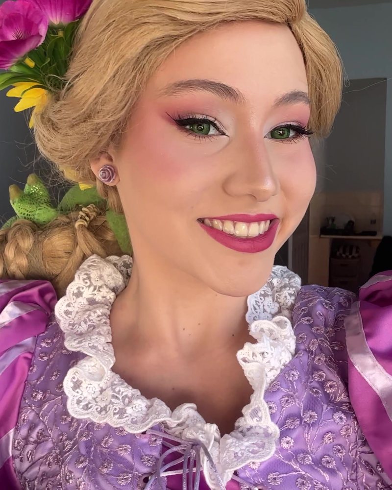 Adrielly caracterizada de Princesa da Torre