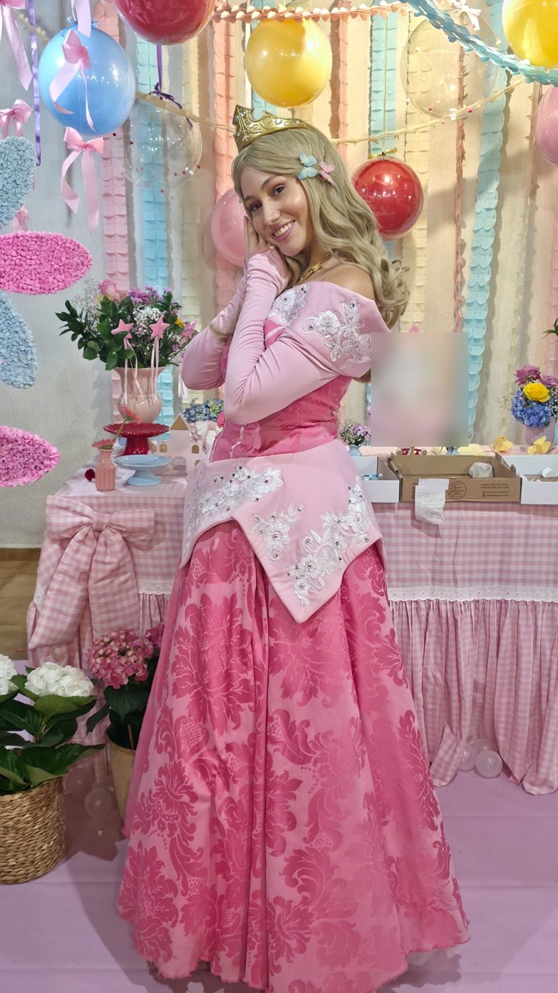 Adrielly caracterizada de Princesa Rosa