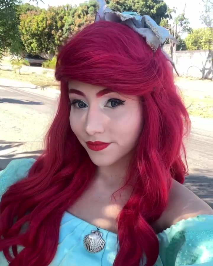 Adrielly caracterizada de Sereia